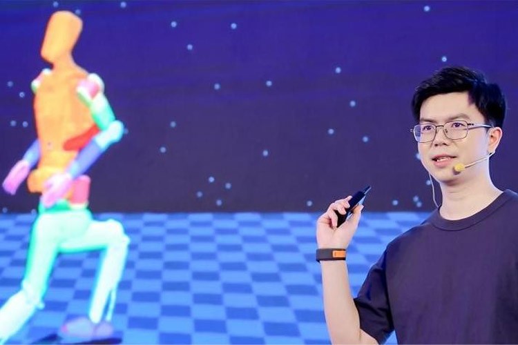 天才少年稚晖君智元机器人走路进??！AI模型做大脑，目标售价20万以内
